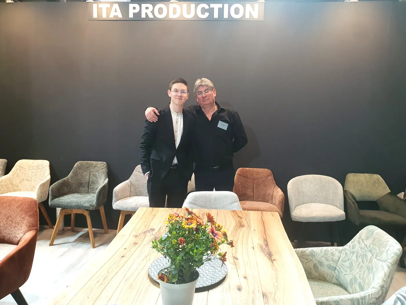 Echipa ITA Production în standul de la Salone del Mobile, Milano