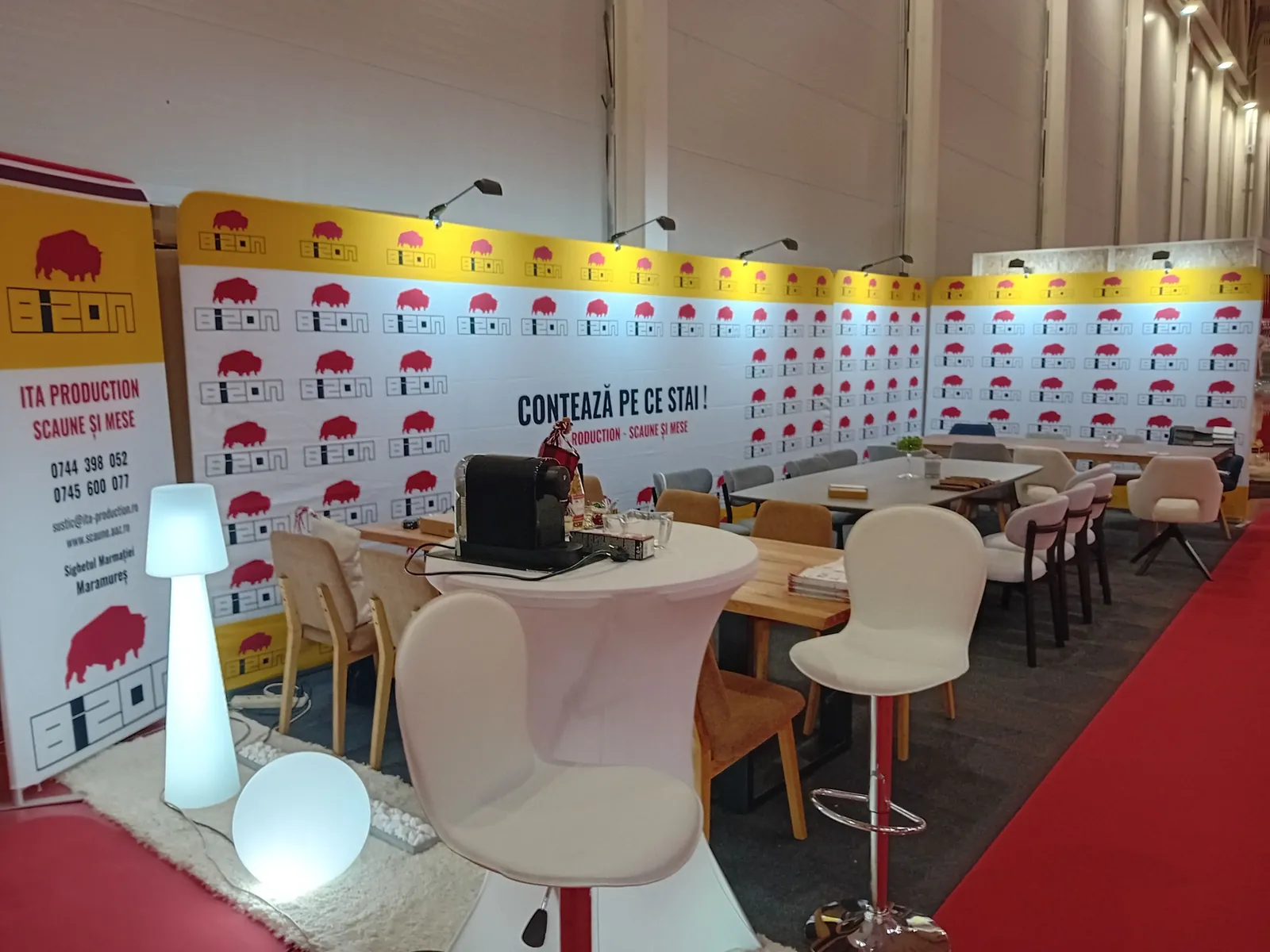 Standul BIZON la BIFE-SIM 2026, cu mese din lemn, scaune tapițate și scaune de bar